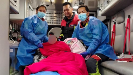 Personal de emergencia atendió a una madre y a su bebé recién nacida en el sector de Turubamba de Monjas, al sur de Quito.