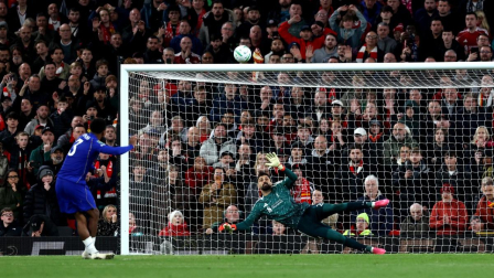 El defensa francés del Chelsea, Wesley Fofana (n.º 3), no logra marcar desde el punto de penalti durante el partido de la cuarta ronda de la Copa de la Liga inglesa entre el Liverpool y el Chelsea, disputado en Anfield