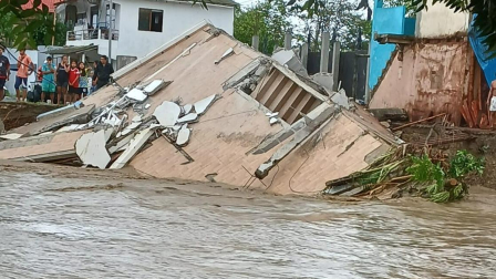 La fuerza del agua arrastró una vivienda en la comuna San José, este viernes 30 de octubre.