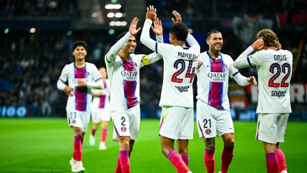 El centrocampista francés del PSG, Senny Mayulu (n.º 24, centro-derecha), celebra con el defensa marroquí del PSG, Achraf Hakimi (n.º 2, centro-izquierda), tras marcar el cuarto gol de su equipo durante el partido de la Ligue 1 francesa entre el Le Havre Athletic Club y el Paris Saint-Germain (PSG) en el Stade Océane