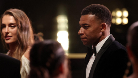 El delantero del Real Madrid, Kylian Mbappé (n.º 10), reacciona durante la ceremonia de entrega del Balón de Oro de France Football de 2026, celebrada en el Palladium Theatre de Londres el 26 de octubre de 2026.