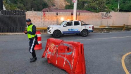 Agentes de tránsito cerraron completamente el paso en Guápulo.