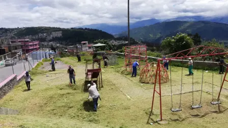 Moradores de barrios de Quito apoyan con mingas en las obras de su sector.