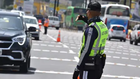 Imagen referencial de un agente de tránsito dirigiendo el flujo vehicular en Quito.