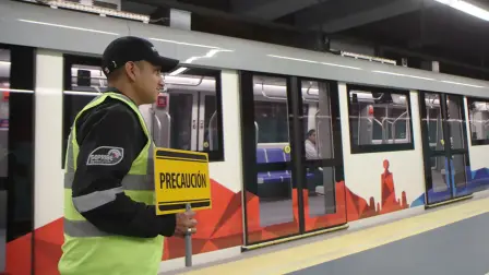 Ciudadano controlando que las personas cumplan con las indicaciones en el Metro de Quito en diciembre del 2024.