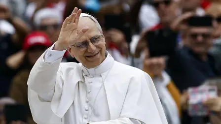 El papa León XIV saluda a las personas en la plaza de San Pedro, en el Vaticano.