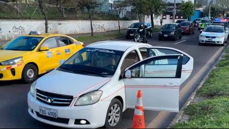 Los asaltantes viajaban en un vehículo color blanco que fue reportado como robado.