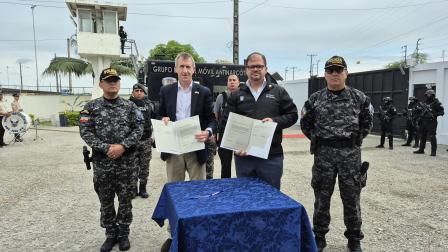 Firma del memorándum de cooperación entre Ecuador y Reino Unido, representados por los ministros John Reimberg y Dan Jarvis, respectivamente.