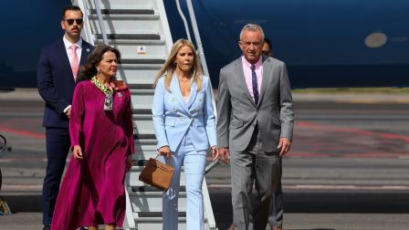 El secretario de Salud y Servicios Humanos de los Estados Unidos, Robert F. Kennedy Jr. (d), llega junto a su esposa Cheryl Hines (c) este viernes 23 de mayo del 2025.