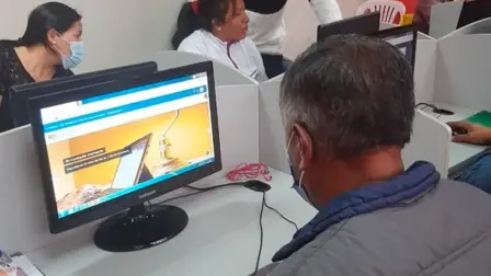 Adultos reciben clases en centro municipal de Quito.