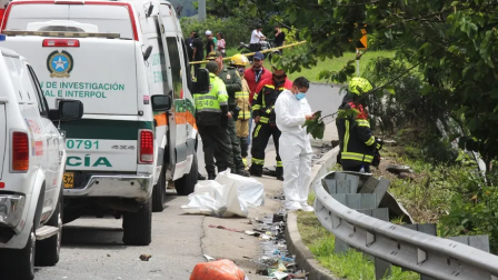 Integrantes de la Policía y organismos de socorro trabajan en el lugar donde ocurrió el accidente, en Colombia.