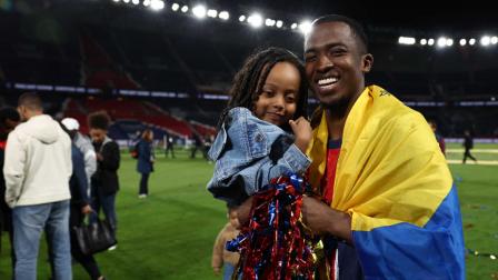 El zaguero ecuatoriano Willian Pacho festejó el tercer título desde su llegada al PSG y se ilusiona con la Champions League.