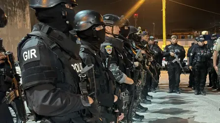 Policía halla bodega ilegal de químicos bajo falsa fachada de agencia de la ONU en Ecuador.