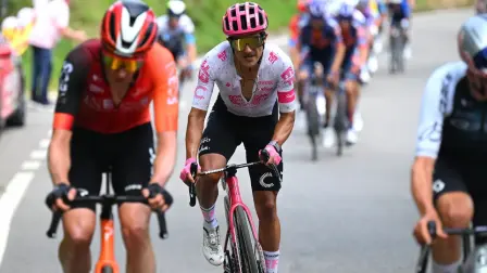 El ciclista ecuatoriano Richard Carapaz compite en el Giro de Italia 2025