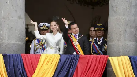 El presidente Daniel Noboa salió a saludar a sus simpatizantes desde el balcón de Carondelet, el sábado 24 de mayo del 2025.