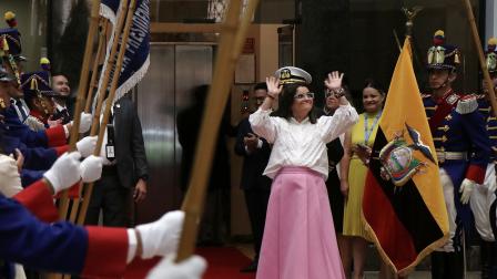 María José Pinto saluda durante una ceremonia de bienvenida a la Vicepresidencia de Ecuador este lunes 26 de mayo del 2025.