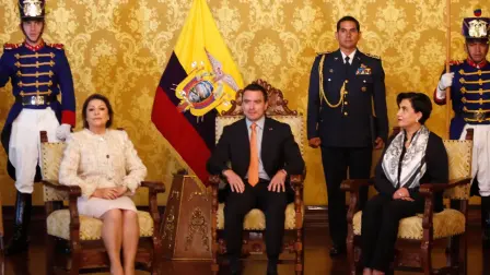 La ceremonia de condecoración se realizó en el Palacio de Carondelet. Estuvo presente la canciller Gabriela Sommerfeld.