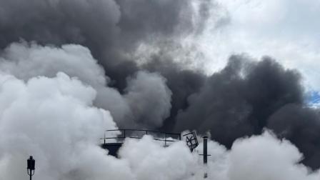 Personal de Seguridad, Salud y Ambiente de Petroecuador junto al Cuerpo de Bomberos de Esmeraldas controlaron incendio en Refinería.