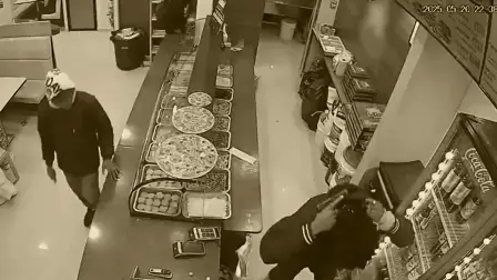 El asalto quedó registrado en una de las cámaras de seguridad de la pizzería.
