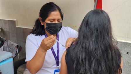 Enfermera aplica vacuna en campaña del Ministerio de Salud Pública de Ecuador