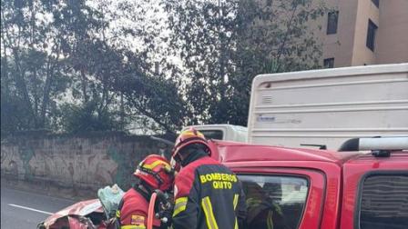 Una persona quedó atrapada al interior de su vehículo en la av. Mariscal Sucre y Edmundo Carvajal.