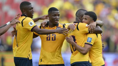 Los jugadores ecuatorianos celebran uno de los goles marcados a Venezuela, en el estadio Rodrigo Paz, el 21 de marzo del 2025.