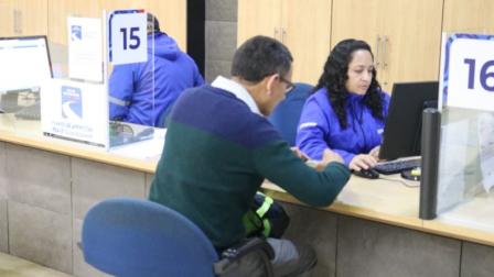 Imagen referencial de una persona haciendo un trámite en el Municipio de Quito