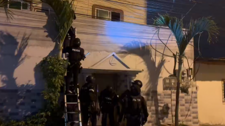 Policías allanando inmuebles en cinco cantones de Manabí, Guayas y Pichincha para detener a familiares de alias Fito