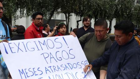 Familiares y pacientes realizaron un plantón, para exigir el pago al Gobierno de la deuda que mantienen con las empresas dializadoras, en la Plataforma Gubernamental Norte. Fotos :API /Rolando Enríquez