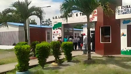 Fachada de la Unidad Educativa Libertad El Timbre, en San Mateo, Esmeraldas.