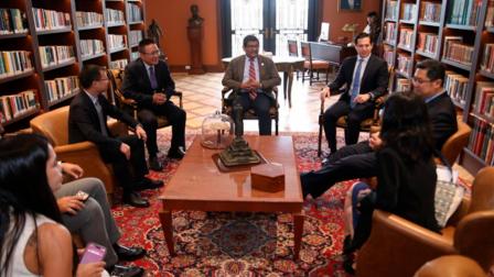 Luis Jaramillo, ministro de Producción, se reunió con representantes del Banco de China y de empresas de dispositivos móviles el 31 de mayo de 2025.