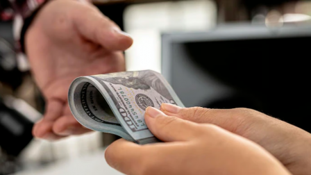 Imagen referencial de una víctima de extorsión entregando dinero