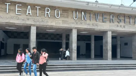 Imagen referencial de estudiantes en las instalaciones de la Universidad Central del Ecuador