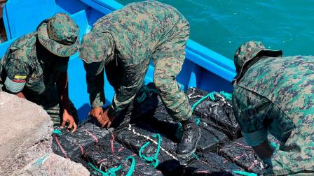 Operativo militar de vigilancia aeromarítima en Galápagos.