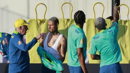 Ancelotti dirige su primer entrenamiento con Brasil.
