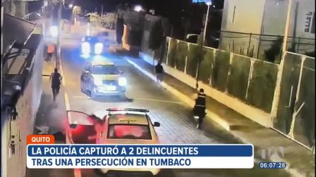 Luego de una intensa persecución, la Policía Nacional capturó a dos hombres en la parroquia de Tumbaco, en el nororiente de Quito. Los sujetos son acusados de robar a ciudadanos de la parroquia de Puembo.
Vía: Juan Miguel Rodríguez