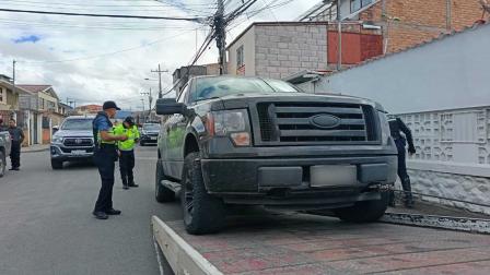 La camioneta que descendió por las escalinatas peatonales en Cuenca fue detenida en Totorococha.