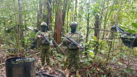 Militares en operaciones contra la minería ilegal en Sucumbíos.