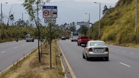 Los radares ubicados sobre la avenida Simón Bolívar muestran la velocidad a la que circulan los vehículos.