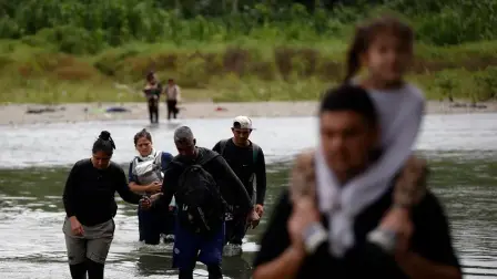 Fotografía de archivo de migrantes que cruzan el río Tuquesa luego de atravesar la selva del Darién en el Darien (Panamá).