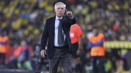 El entrenador de Brasil, Carlo Ancelotti, durante un partido de las eliminatorias sudamericanas para el Mundial de 2026 entre las selecciones de Ecuador y Brasil en el estadio Monumental.