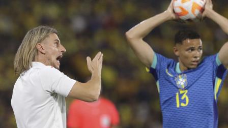 El DT Sebastián Beccacece en el partido ante Brasil por las eliminatorias sudamericanas en el estadio Monumental de Guayaquil.