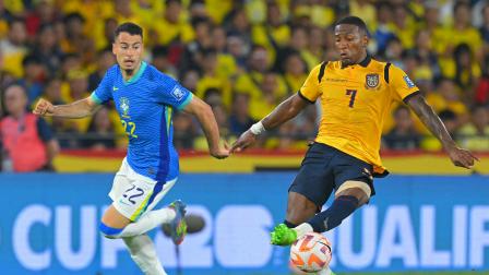 Gabriel Martinelli de Brasil (izquierda) disputa el esférico con Pervis Estupiñán de Ecuador, en el partido jugado el 5 de junio del 2025, en el estadio Banco Pichincha.