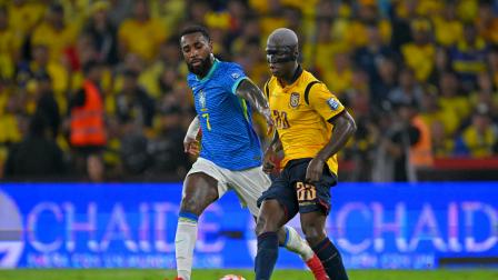 Moisés Caicedo, figura del equipo ecuatoriano, traslada el balón ante la marca de Gerson de Brasil, en el partido jugado el 5 de junio en Guayaquil.