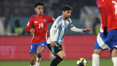 Lionel Messi controla el balón ante el chileno Javier Altamirano, en el triunfo de Argentina sobre Chile, por 1-0 en el estadio Nacional de Santiago.