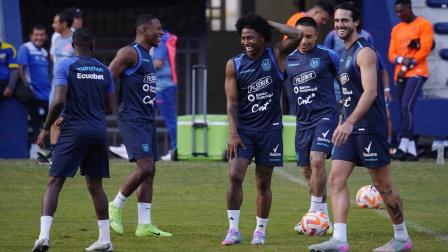 El delantero Leonardo Campana (primero a la derecha) en un entrenamiento con la Selección de Ecuador.