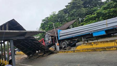 El tráiler que se impactó contra la caseta en Tamarindo, en la vía Cuenca - Puerto Inca.