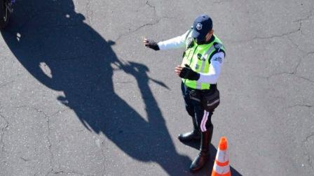 Agente de tránsito aplicando un cierre vial en Quito