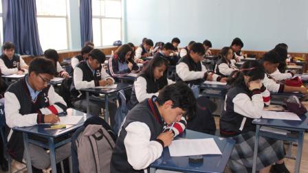 Estudiantes de una institución educativa municiapl de Quito durante una jornada de clases