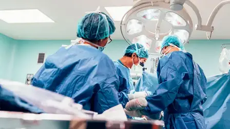 Imagen referencial de médicos durante una intervención quirúrgica.